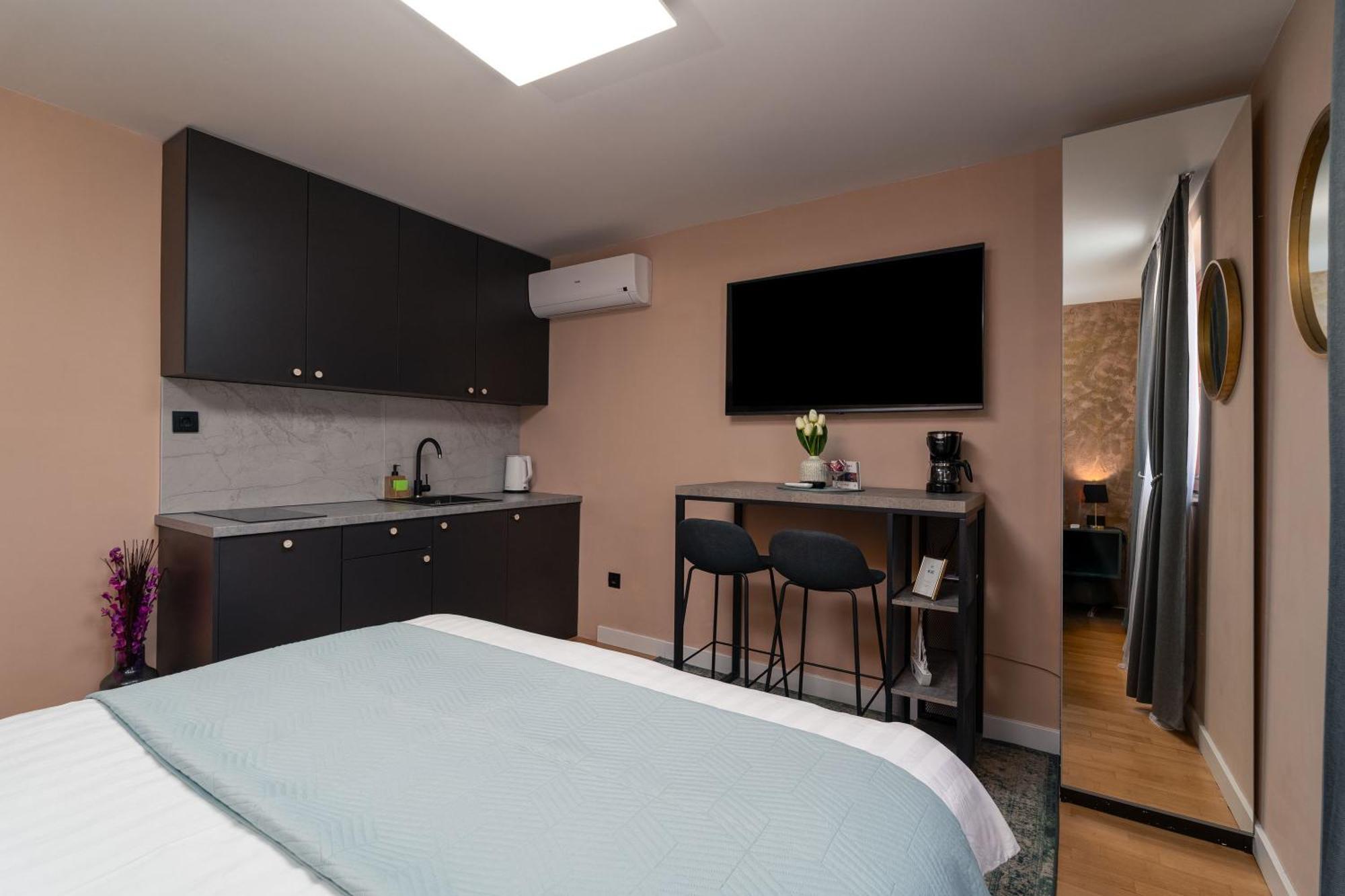 Sapphire With Free Private Parking Apartmán