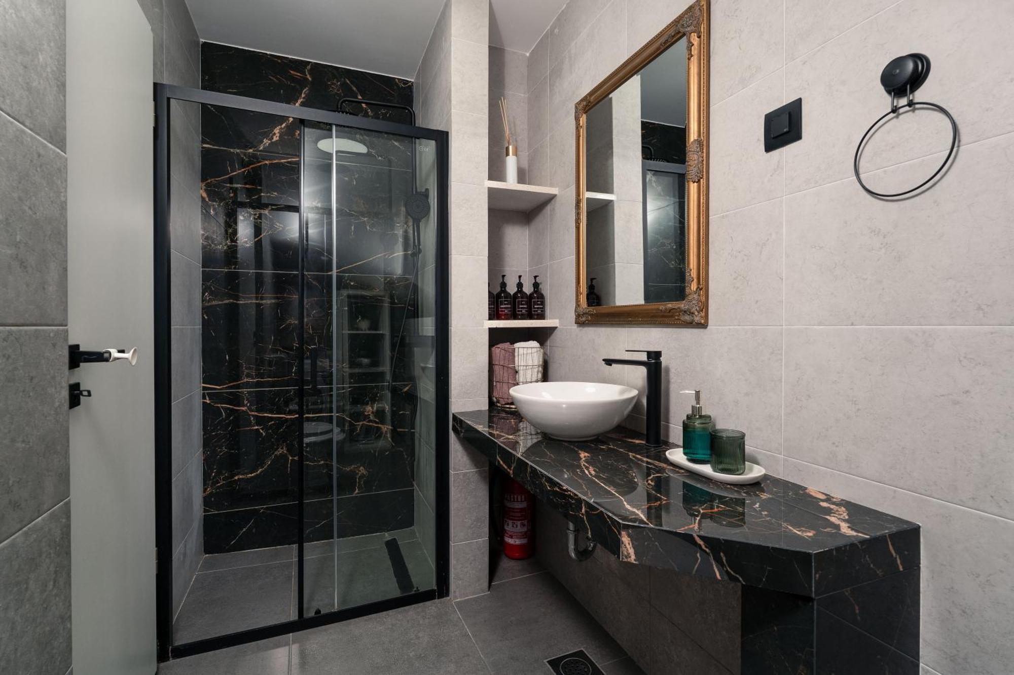 Sapphire With Free Private Parking Apartament