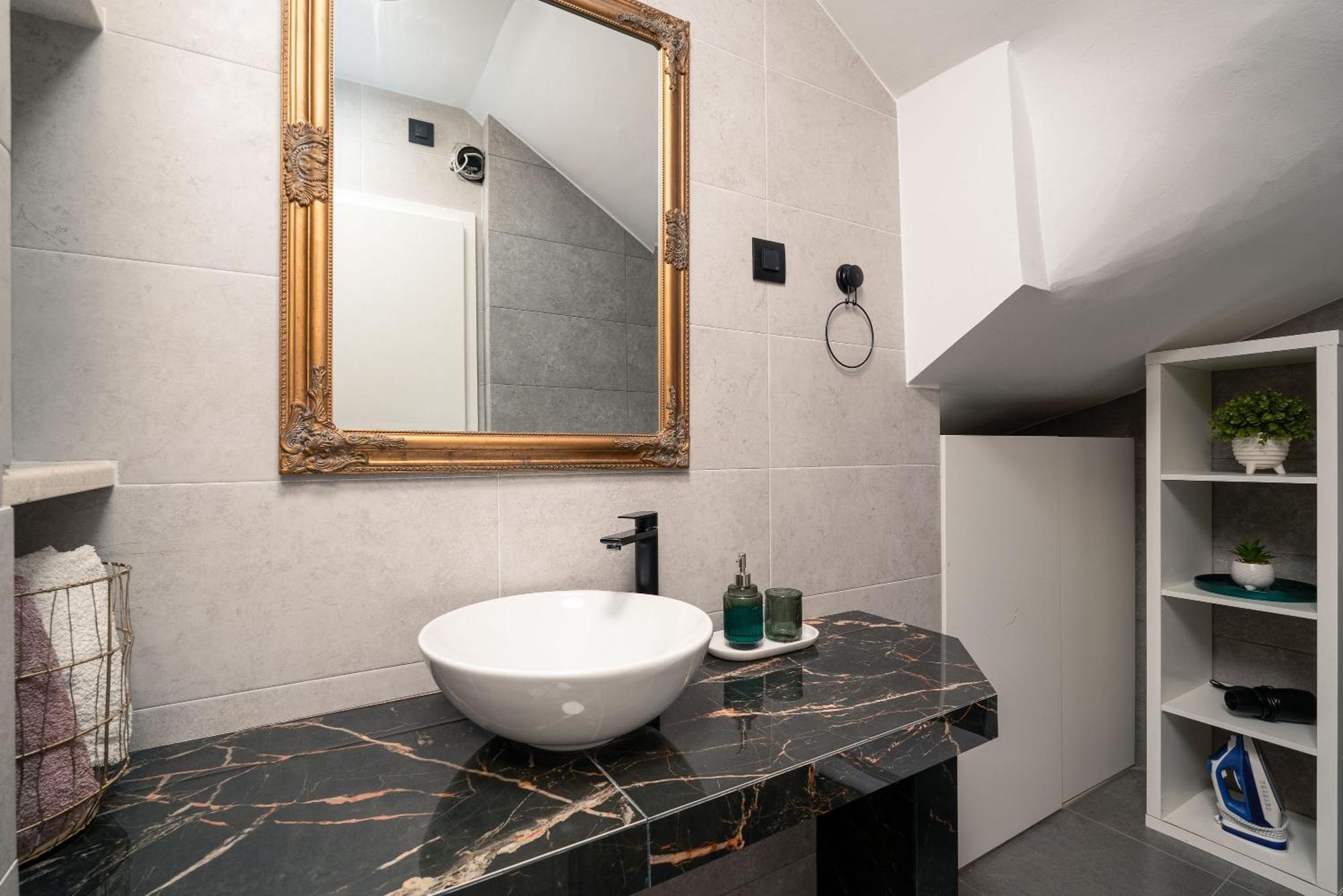 Sapphire With Free Private Parking Apartament